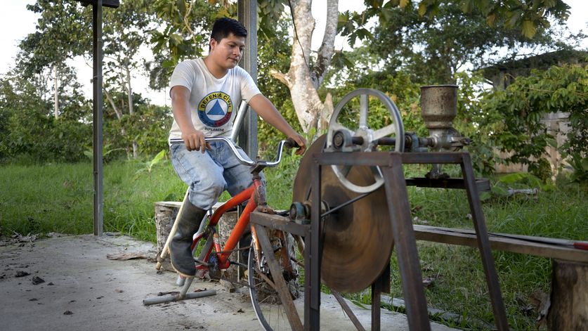 Jesus Alberto Placencio (24), Erfinder der Fahrradmaschine, malt Mais, Hof der Familie Placencia, Recinto Trampolín, Provinz Sucumbíos, Ecuador; Foto: Florian Kopp / Brot für die Welt
