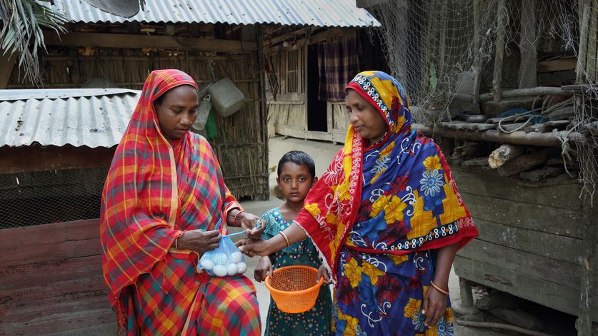 Aklima Begum (34, links) verkauft Eier von ihrem Hof in Charlathimara.Projektpartner: Christian Commission for Development in Bangladesh (CCDB)