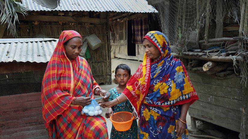 Aklima Begum verkauft Eier von ihrem Hof in Charlathimara