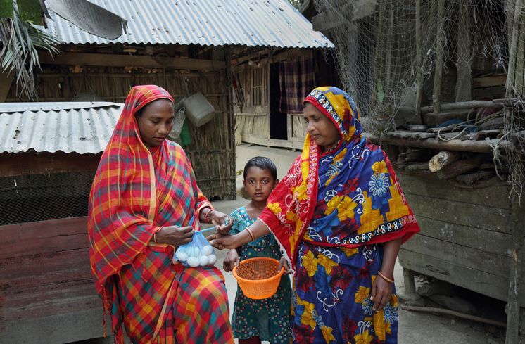 Aklima Begum (34, links) verkauft Eier von ihrem Hof in Charlathimara.Projektpartner: Christian Commission for Development in Bangladesh (CCDB)