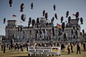 Bombenatrappen vor dem Reichstag; Protestkundgebung gegen Rüstungsexport 