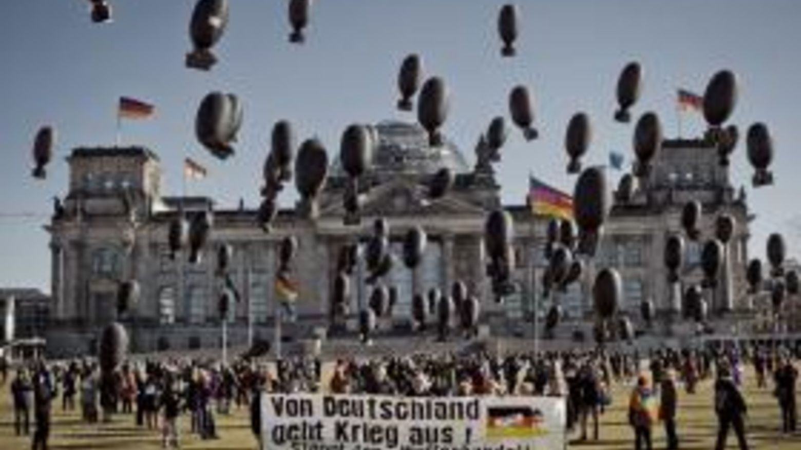 Bombenatrappen vor dem Reichstag; Protestkundgebung gegen Rüstungsexport 