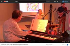 Klavierspieler und Band