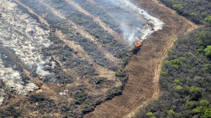 Im argentinischen Chaco, einem der artenreichsten LebensrÃ¤ume der Erde, machen skrupellose Vertreter des Agrobusiness den indigenen VÃ¶lkern ihr Land streitig. Mit schweren Maschinen und gezielt gelegten BrÃ¤nden wird der Wald gerodet und Platz fÃ¼r Monokulturen wie Soja, Zuckerrohr und die Ã¶lhaltige FÃ¤rberdistel geschaffen, die als ExportgÃ¼ter vor allem nach China, aber auch nach Europa gelangen. Trotz eines seit 2008 bestehenden Verbotes wird weiterhin abgeholzt. Die verwertbaren StÃ¤mme werden verkauft, der Rest brandgerodet. Foto zeigt: Luftaufnahme aus einer Cessna: Illegale Brandrodung im Gran Chaco. StÃ¤mme, Ã„ste und Zweige des gebrochenen Waldes werden auf den zukÃ¼nftigen Feldern verbrannt. Projektpartner: ASOCIANA, Acompanamiento Social de la Iglesia Anglicana del Argentina