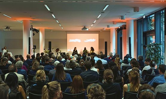 In Berlin teilnehmen