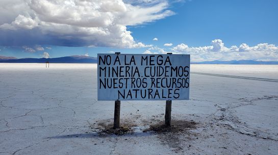 Protestschild gegen Lithiumabbau in Jujuy, Argentinien