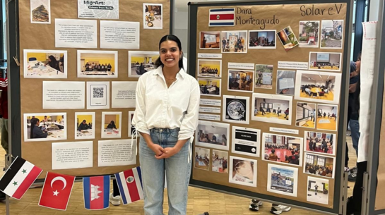Dara Monteagudo Madrigal presenting her annual project on migrants in Berlin.