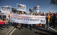 Deutschland, Berlin, 10.10.2015: Brot für die Welt nimmt teil an der Demonstration in Berlin, bei der etwa 250.000 Menschen  fordern: "Stoppt TTIP und CETA - Für einen gerechten Welthandel". Es spricht und demonstriert Landesbischof Cornelius-Bundschuh.