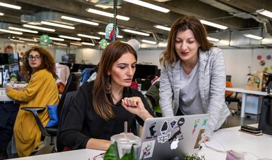 YMCA in Armenien, Yerevan, Brot fuer die WeltYMCA Friedensprojekt-Teilnemerin Ani Arakelyan 25 (r.), arbeitet im Tumo Center for Creative Technologies in der armenischen Hauptstadt Yerevan. YMCA Europa arbeitet mit „Brot fuer die Welt“ an Friedensprojekten mit jungen Menschen aus der Kaukasus-Region zusammen.(c) 2018 Frank Schultze / AgenturZS