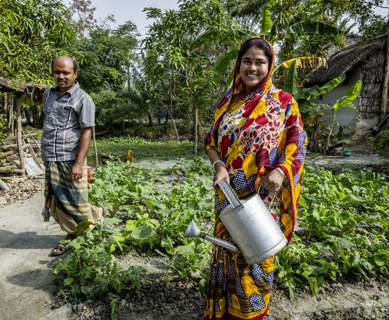 Suparna Raptan und ihr Mann in ihrem Gemüsegarten den sie mit dem Wasser des CCDB Brunnens bewässern
