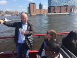 Jan-Moritz Müller erklärt Hochwasserschutz in Hamburg