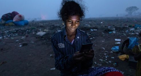 Im Slum der Waste-Pickers sind die Handys oft das letzte Licht des Tages und wenn Guthaben auf der Karte ist auch der wenige Kontakt zur Aussenwelt, denn elektrischen Strom gibt es in diesen Slum nicht.