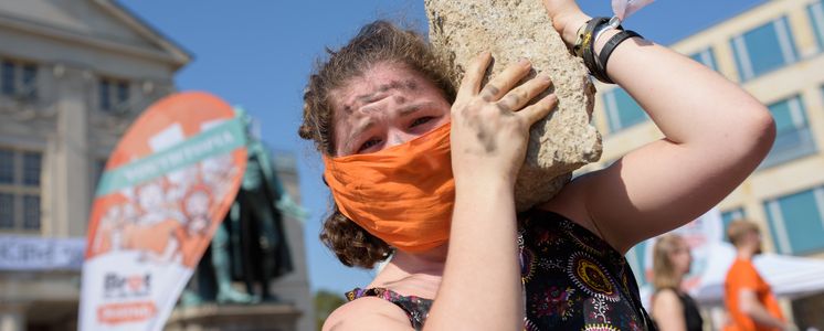31.08.19, Weimar: Das entwicklungspolitische Jugendnetzwerk »Brot für die Welt Jugend« macht vor dem DNT Weimar mit einer Kunstaktion auf das Problem der weltweiten Kinderarbeit aufmerksam. Foto: Candy Welz