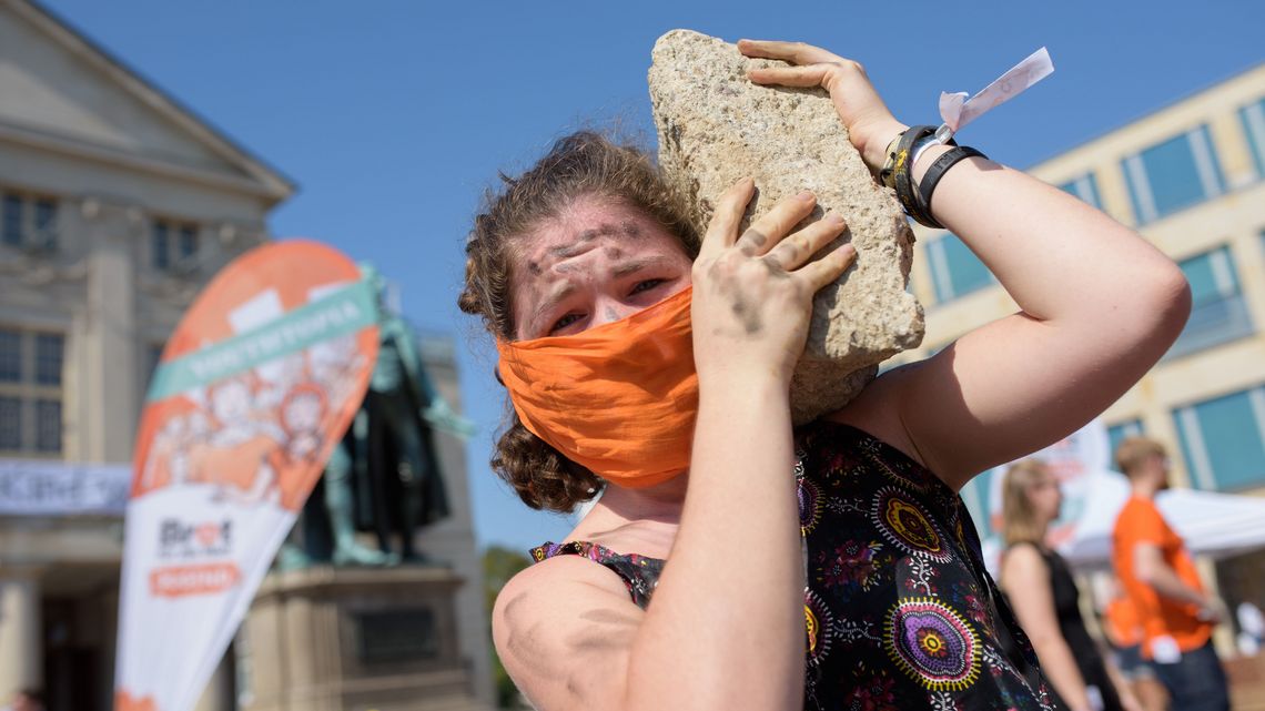 31.08.19, Weimar: Das entwicklungspolitische Jugendnetzwerk »Brot für die Welt Jugend« macht vor dem DNT Weimar mit einer Kunstaktion auf das Problem der weltweiten Kinderarbeit aufmerksam. Foto: Candy Welz