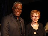 Dr. Denis Mukwege im Bild mit Dr. h. c. Cornelia Füllkrug-Weitzel