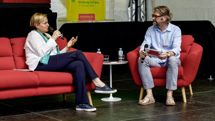 Talk auf dem „Roten Sofa“ mit Pfarrerin Dr. Dagmar Pruin, Präsidentin, Brot für die Welt, Diakonie Katastrophenhilfe auf der Open Air – Bühne im zentralen Messepark, beim Kirchentag 2023 in Nürnberg.