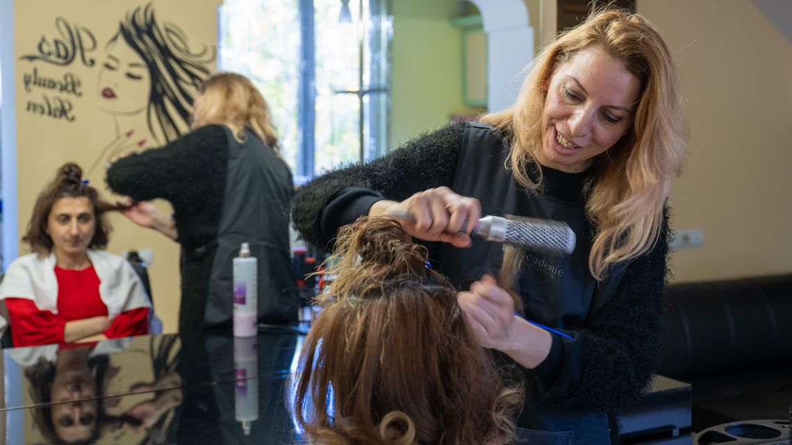 Dank großer ENelly Harutunyan arbeitet als Friseurin in einem Schönheitssalon