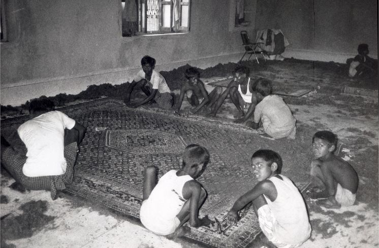 Foto: Bilderdienst BfdW Text auf Rückseite vom original Fotoabzug:Mirzapur/Indien – KinderarbeitBilderdienst Brot für die Welt,Stafflenstr. 76, 70184 Stuttgart, Tel: 0711/2159-444, Ev. Kreditgenossenschaft Stuttgart, Kto. Nr. 405 000 (BLZ 600 606 06)Kennwort: Brot-Werbung