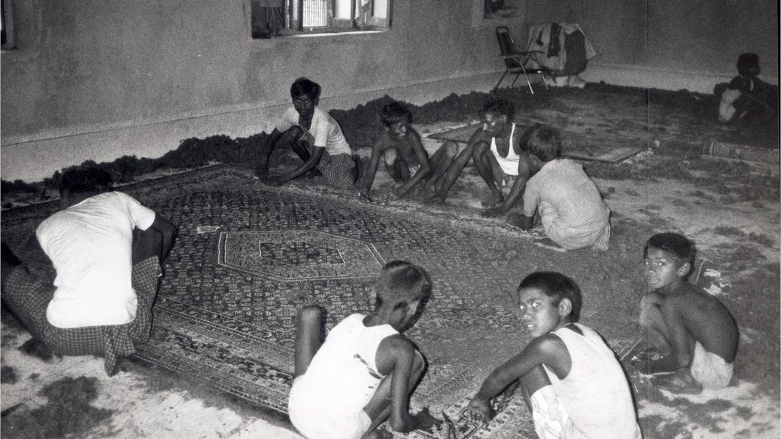 Text auf Rückseite vom original Fotoabzug:Mirzapur/Indien – KinderarbeitBilderdienst Brot für die Welt,Stafflenstr. 76, 70184 Stuttgart, Tel: 0711/2159-444, Ev. Kreditgenossenschaft Stuttgart, Kto. Nr. 405 000 (BLZ 600 606 06)Kennwort: Brot-Werbung
