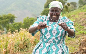 Die Farmerin Mary Lagat freut sich auf ihrem Hof im Dorf Chepsangor, Kenia.