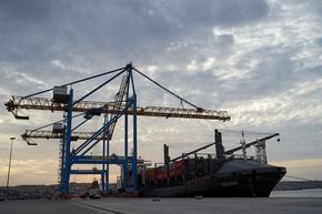 Peru, CEDEPAS NORTE, Region Piura, Paita. Der Seehafen von Paita ist der fünftgrößter Hafen Perus und ein bedeutender Containerhafen für den Export tropischer Früchte nach NOrdamerika und Europa.