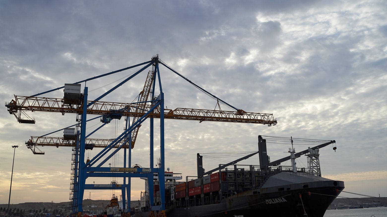 Peru, CEDEPAS NORTE, Region Piura, Paita. Der Seehafen von Paita ist der fünftgrößter Hafen Perus und ein bedeutender Containerhafen für den Export tropischer Früchte nach NOrdamerika und Europa.