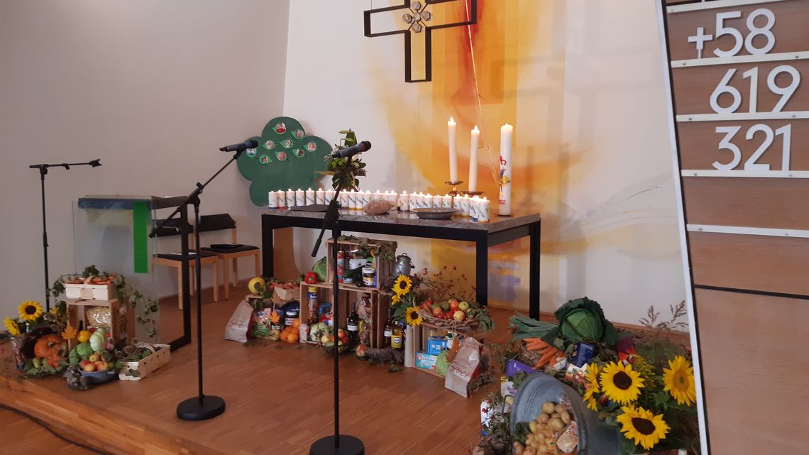 Der festlich geschmückte Erntedank-Altar
