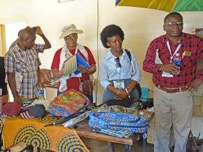 Besucher in Textilwerkstatt in Simbabwe.