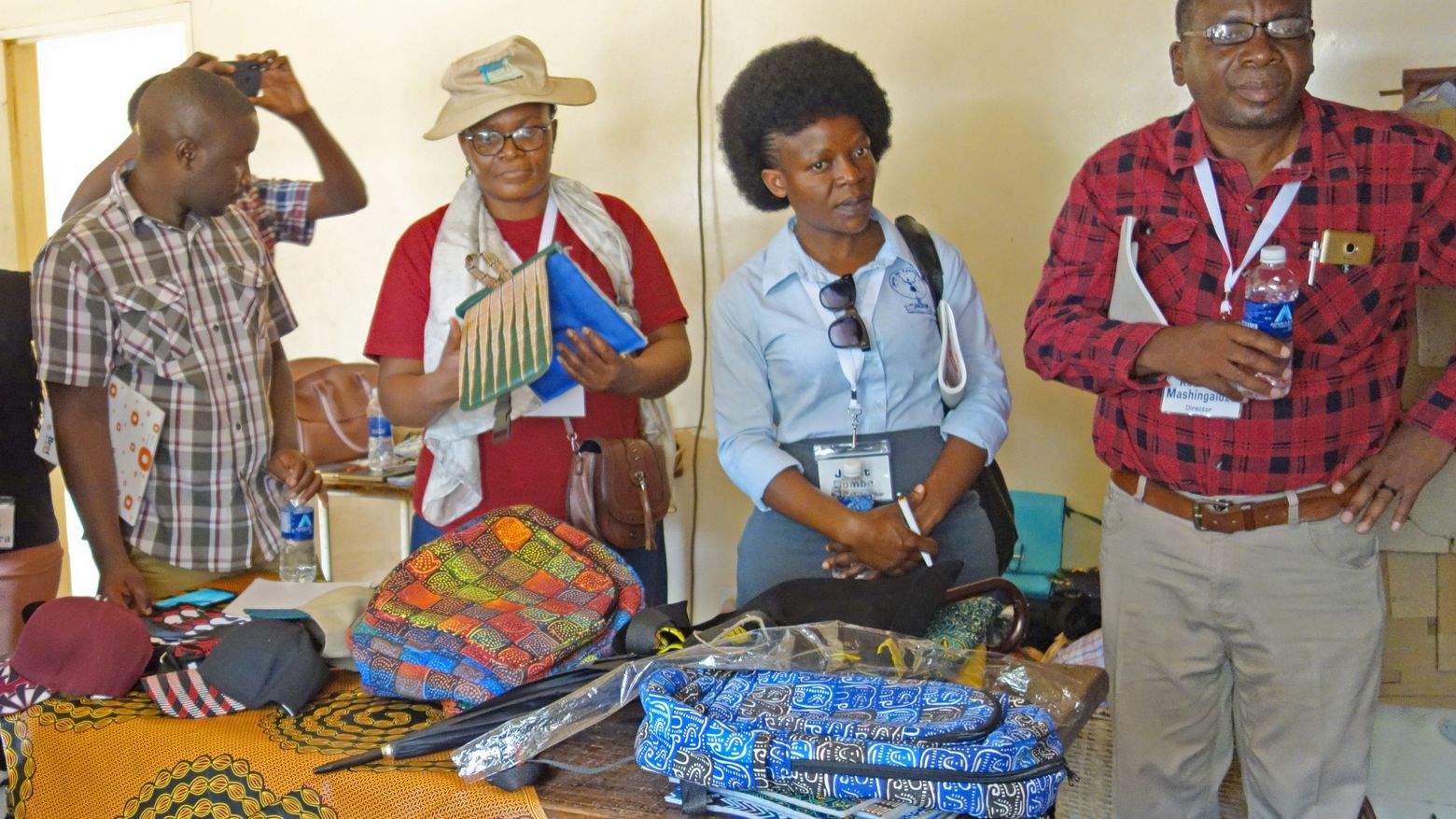 Besucher in Textilwerkstatt in Simbabwe.