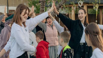 Gemeinsam mit unserem Partner in der Ukraine haben wir unser drittes psychologisches Betreuungscamp für die Frauen und Kinder der gefallenen ukrainischen Verteidiger organisiert. Zehn Mütter und dreizehn Kinder im Alter von 8 bis 15 Jahren nahmen daran teil.Projektpartner: Vilnyi VybirProjekt: K-EUM-2023-9004Finanziert durch das Auswärtige Amt