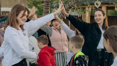 Gemeinsam mit unserem Partner in der Ukraine haben wir unser drittes psychologisches Betreuungscamp für die Frauen und Kinder der gefallenen ukrainischen Verteidiger organisiert. Zehn Mütter und dreizehn Kinder im Alter von 8 bis 15 Jahren nahmen daran teil.Projektpartner: Vilnyi VybirProjekt: K-EUM-2023-9004Finanziert durch das Auswärtige Amt