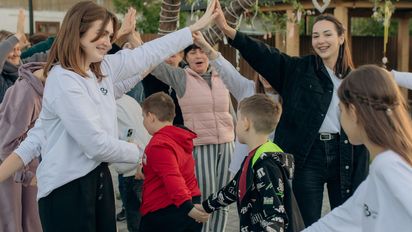 Gemeinsam mit unserem Partner in der Ukraine haben wir unser drittes psychologisches Betreuungscamp für die Frauen und Kinder der gefallenen ukrainischen Verteidiger organisiert. Zehn Mütter und dreizehn Kinder im Alter von 8 bis 15 Jahren nahmen daran teil.Projektpartner: Vilnyi VybirProjekt: K-EUM-2023-9004Finanziert durch das Auswärtige Amt