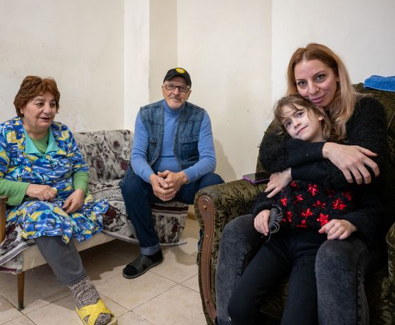 Die Ukrainische Familie Harutyunyan in ihrer Wohnung