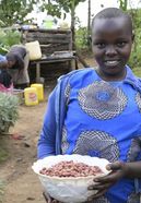 Kenia, Nandi, ADS North Rift, Projekt Förderung von Kleinbauern bei Diversifizierung und Verbesserung im Anbau für mehr Nahrungssicherheit, Dorf Chepsangor, Hof der Farmer Edwin und Mary Lagat, Enkelin Betty mit Bohnen