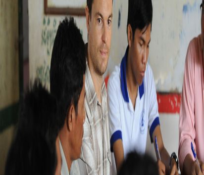 Adrian Stäger works as a specialist for the partner organisation "Centre d'Etude et de Développement Agricole Cambodgien". He meets members of the savings group Mohasammary. (Photo: Christof Krackhardt)