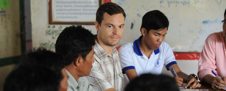 Adrian Stäger works as a specialist for the partner organisation "Centre d'Etude et de Développement Agricole Cambodgien". He meets members of the savings group Mohasammary. (Photo: Christof Krackhardt) Adrian Stäger works as a specialist for the partner organisation "Centre d'Etude et de Développement Agricole Cambodgien". He meets members of the savings group Mohasammary. (Photo: Christof Krackhardt)