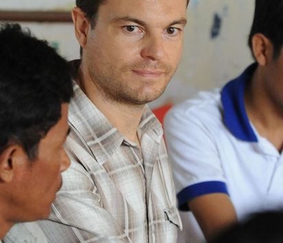 Adrian Stäger works as a specialist for the partner organisation "Centre d'Etude et de Développement Agricole Cambodgien". He meets members of the savings group Mohasammary. (Photo: Christof Krackhardt)