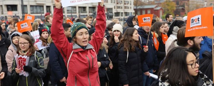 Demonstrationszug gegen ausbeuterische Kinderarbeit November 27, 2019 - Berlin, Germany: Brot für die Welt und die GEW unterstützen die globale Kampagne „100 Million“ von Kailash Satyarthi, Friedensnobelpreisträger und langjähriger Partner von Brot für die Welt. Ziel der Kampagne ist es, junge Menschen zu ermutigen, sich für Kinderrechte stark zu machen und damit konkrete politische Maßnahmen anzustoßen. Am 27. November geht Brot für die Welt mit Satyarthi und mehr als hundert Jugendlichen in Berlin auf die Straße, um gegen Kinderarbeit zu protestieren. Vor dem Reichstagsgebäude treffen die Protestierenden auf Politikerinnen und Politiker verschiedener Fraktionen (Claudia Roth, Bärbel Kofler, Wolfgang Stefinger, Helin Evrim Sommer, Matthias Seestern-Pauly) und übergeben ihnen symbolisch einen Paragrafen und fordern sie auf, mit Nachdruck gegen ausbeuterische Kinderarbeit vorzugehen.