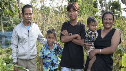 Frau Enang Khaikeo "Me Noy" und ihr Mann Vihane Keophonvong zusammen mit ihren Kindern Bounme, 2 Jahre, Mitouna, 9 Jahre, und Noy, 16 Jahre.Projektpartner:  ACD - Association for Community Development