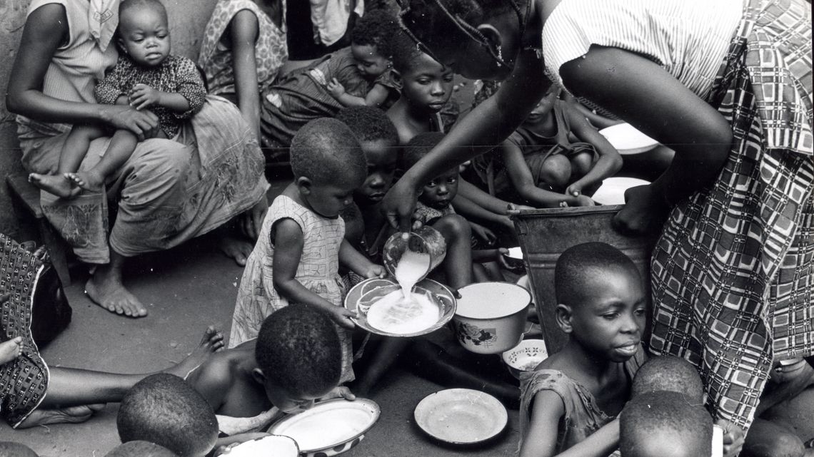 Text auf Rückseite vom original Fotoabzug:Biafra, zurück an das Diakonische Werk Stuttgart, Bildautor P. Solbjerghoj, Bitte senden sie das Bild nach Gebrauch wieder an die Hauptgeschäftsstelle das Diakonischen Werkes, Informationsstelle, 7000 Stuttgart-O, Alexanderstr. 23Bilderdienst Brot für die Welt 7 Stuttgart O, Gerokstraße 17, Tel: 0711 241686 oder 234000, Postscheckkonto Stuttgart 8001