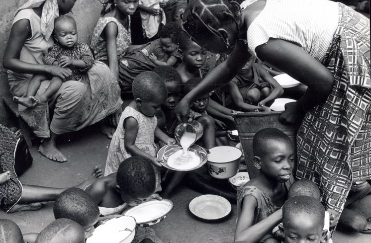 Bilderdienst Brot für die Welt Text auf Rückseite vom original Fotoabzug:Biafra, zurück an das Diakonische Werk Stuttgart, Bildautor P. Solbjerghoj, Bitte senden sie das Bild nach Gebrauch wieder an die Hauptgeschäftsstelle das Diakonischen Werkes, Informationsstelle, 7000 Stuttgart-O, Alexanderstr. 23Bilderdienst Brot für die Welt 7 Stuttgart O, Gerokstraße 17, Tel: 0711 241686 oder 234000, Postscheckkonto Stuttgart 8001