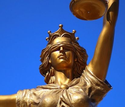 goldene Justitia Statue