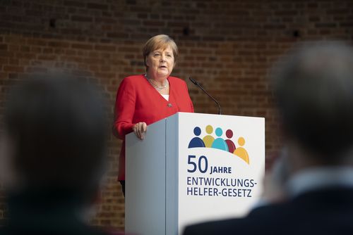 „Die Welt im Gepäck“- Tag der zurückgekehrten Fachkräfte
aus dem Entwicklungsdienst und Zivilen Friedensdienst anlässlich des 50-jährigen Jubiläums des Entwicklungshelfer-Gesetzes „Die Welt im Gepäck“- Tag der zurückgekehrten Fachkräfte
aus dem Entwicklungsdienst und Zivilen Friedensdienst anlässlich des 50-jährigen Jubiläums des Entwicklungshelfer-Gesetzes