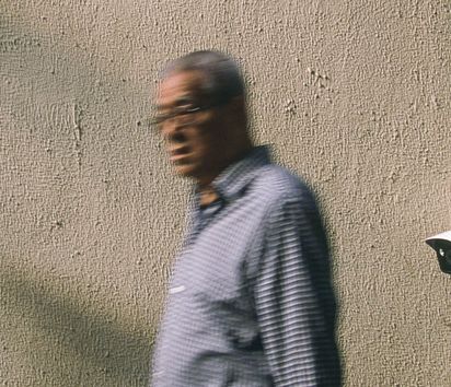 älterer Mann läuft an vier Überwachungskameras vorbei