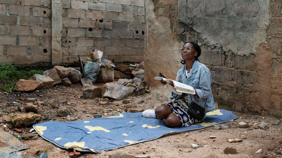 Marlene Culemba lernt auf der kleinen Fläche hinter ihrem Elternhaus