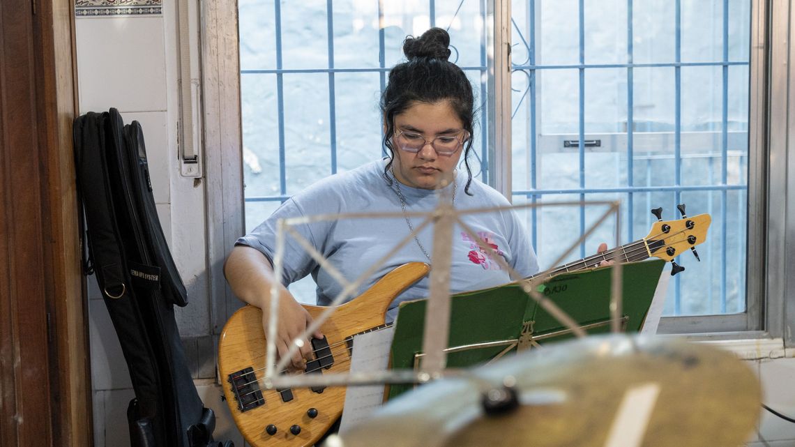 Jazmin Muñoz spielt bei einer Orchesterprobe die Bassgitarre.