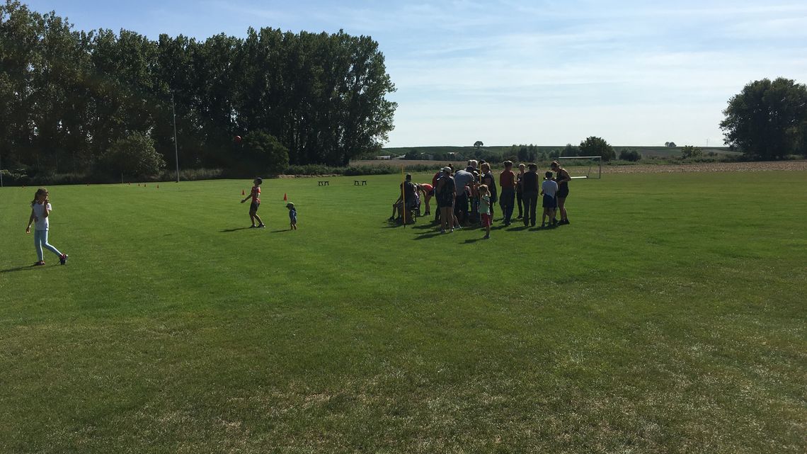 Blick auf den Sportplatz mit Läufern