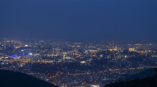 Die ruandische Hauptstadt Kigali bei Nacht