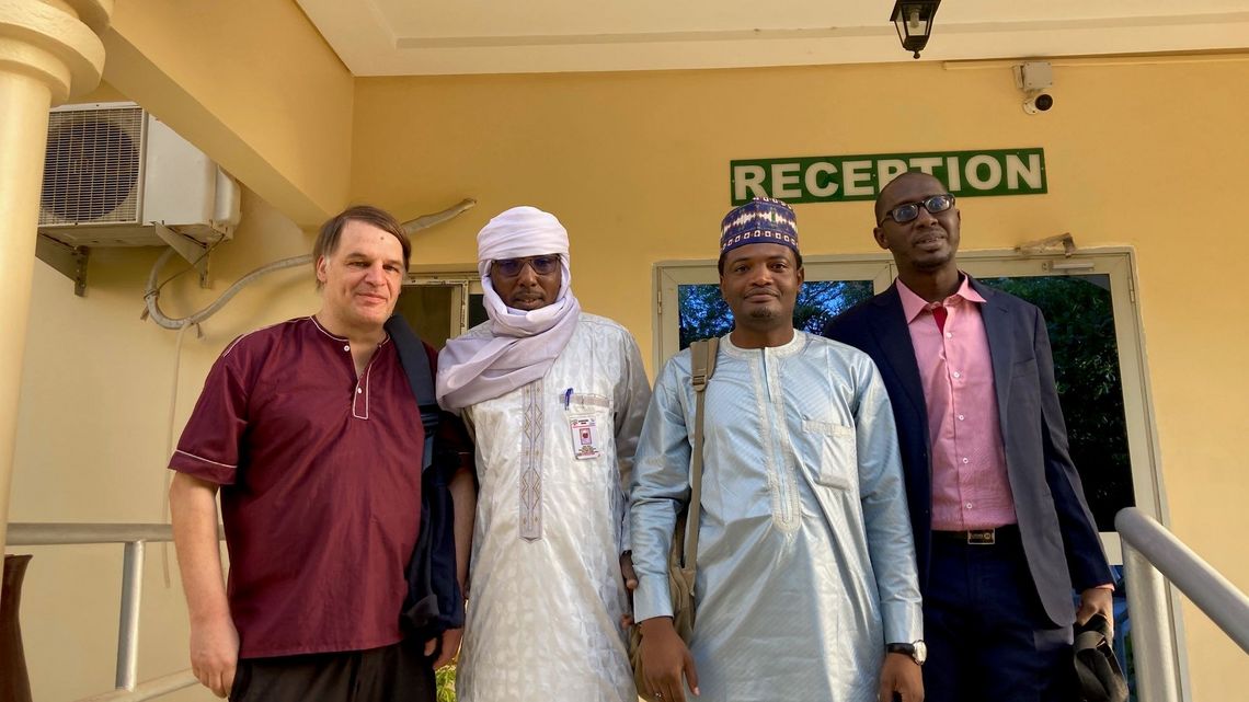 die beiden nigerianischen Anwälte (rechts) sowie Aktivisten von APS