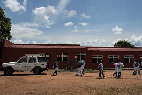 Blick auf den Schulhof der Schule im Zentraum von Saurimo, auf dem Mwana Pwo seine Arbeit anbietet.Projektpartner: Mwana Pwo